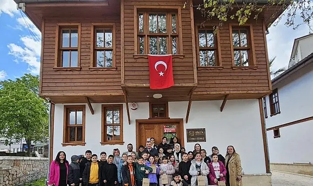 Gölcük Belediye Başkanı Ali Yıldırım Sezer, Gölcük’te en çok kitap okuyan öğrencileri ödüllendirdi