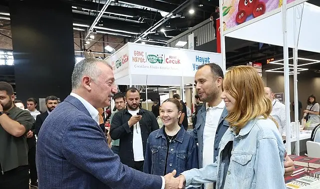 Başkan Büyükakın fuarı gezdi kitap severler ile sohbet etti